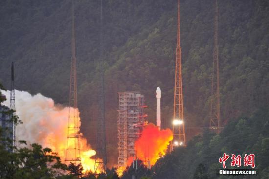 4月12日19时04分，中国西昌卫星发射中心成功发射实践十三号卫星。 叶乐峰 摄