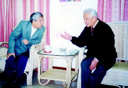 图为2000年12月，许集美（右）和黄仲贤（左）亲切交谈。