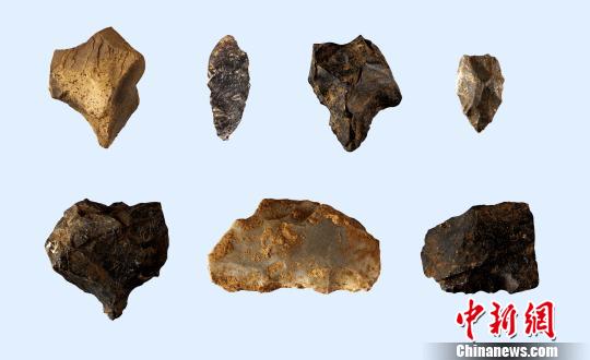 贵州省贵安新区牛坡洞遗址出土的石器。　付永旭 摄