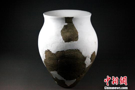 贵州省贵安新区牛坡洞遗址出土的陶器。　付永旭 摄