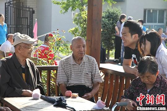 资料图：图为内地港生志愿者和老人们自在交谈。 中新社记者 吕少威 摄
