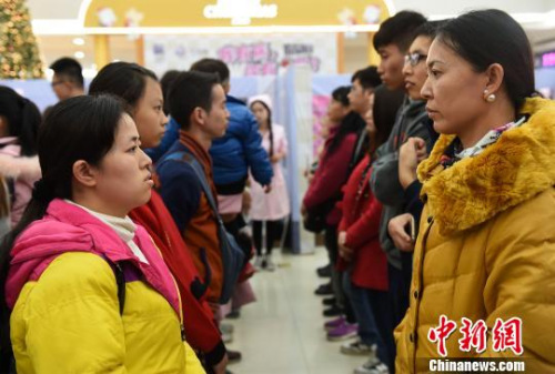 重庆举行趣味治愈大赛，参加活动的市民希望通过互相对视的方式摆脱孤独症。　周毅 摄