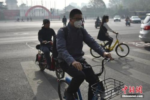 北京迎来沙尘天气市区能见度降低，市民佩戴口罩出行。 <a target='_blank' href='http://www.chinanews.com/' >中新网</a>记者 金硕 摄
