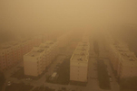 新疆南部地区遭沙尘暴袭击黄沙漫天