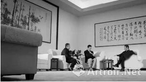 卢力彬书法《人民解放军占领南京》出现在剧中省委书记的接待室中