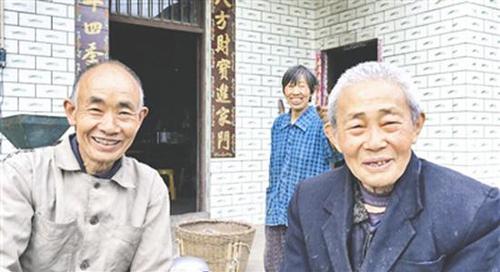 97岁台老兵四川省亲 77年后踏故土还是一口四川话