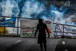 委内瑞拉执政党和反对党支持者分别举行游行示威