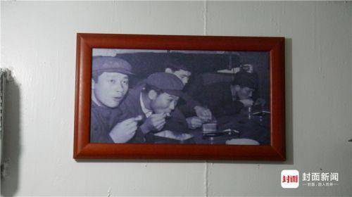 前辅机舱：厨房里挂着潜艇官兵吃饭的“历史照片”。