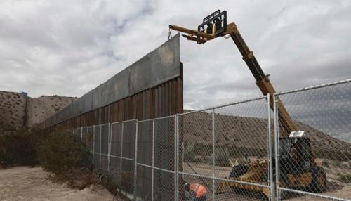 2016年11月10日，工人在美国新墨西哥州和墨西哥之间的一段边界上建造隔离墙。