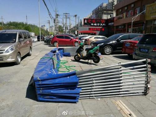 大风刮翻北京一处简易棚 一名路过女子被砸身亡