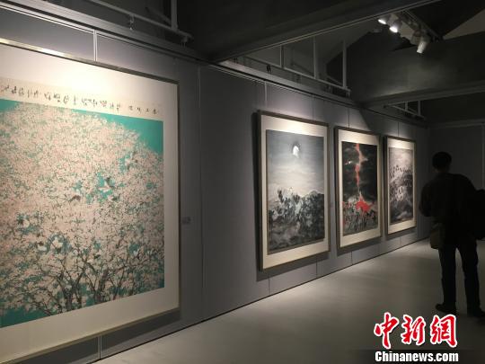 “彩·墨之境——邓建强作品展”现场，观众在《春上暖阳》等四幅作品前驻足观赏。　刘贤　摄