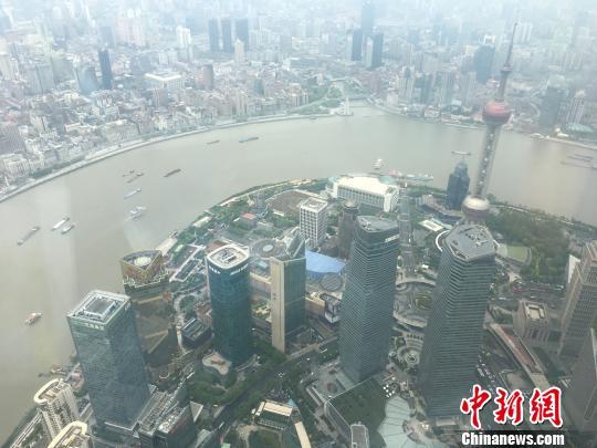 登上546米“上海之巅”观光厅，俯瞰东方明珠。　李佳佳 摄