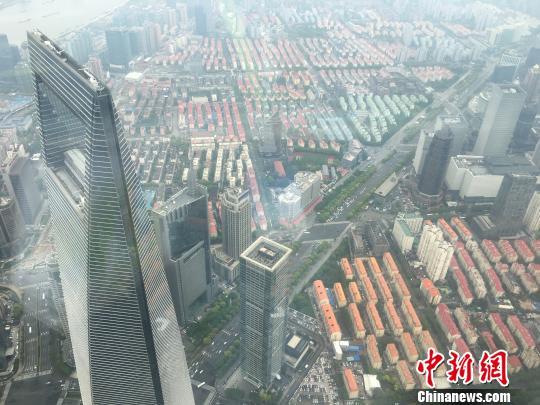 登上546米“上海之巅”观光厅，曾经的“上海高度”环球金融中心似在脚下。　李佳佳 摄