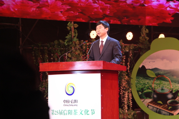 2、信阳市委书记乔新江在第25届信阳茶文化节开幕式上致辞。王勇生  摄影