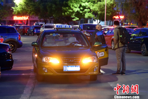 凌晨正在工作的出租车司机。<a target='_blank' href='http://www.chinanews.com/' >中新网</a>记者 金硕 摄
