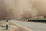 内蒙古二连浩特遭沙尘暴天气 “沙墙”高百米
