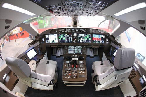 C919驾驶舱内景。