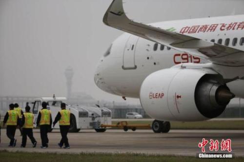 5月5日，中国国产大型客机C919将在上海浦东国际机场首飞。图为C919静待首飞。杨骏 摄