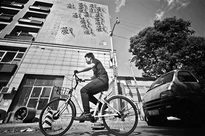 北京一大楼墙面悬挂16辆自行车城管责令改正（图）