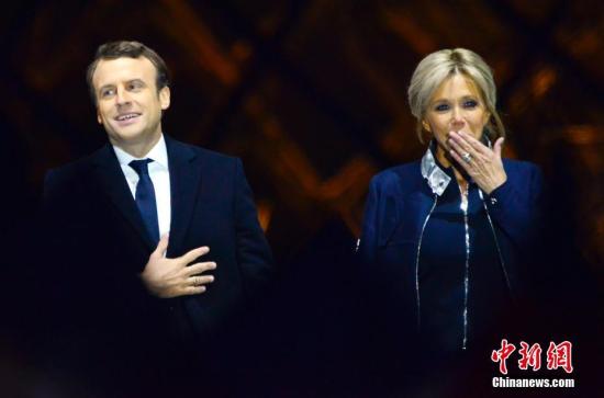 马克龙和妻子布丽吉特在巴黎卢浮宫前举行的庆祝胜选集会上。 <a target='_blank' href='http://www.chinanews.com/'>中新社</a>记者 龙剑武 摄