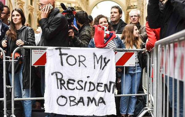 当地时间5月8日，美国前总统奥巴马现身米兰，人气颇高。图为现场的粉丝。