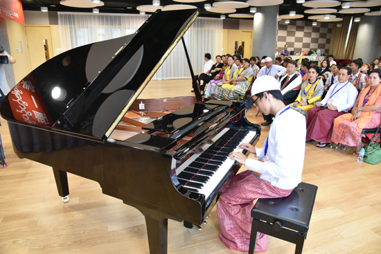 缅甸少年为大家献上一首钢琴曲