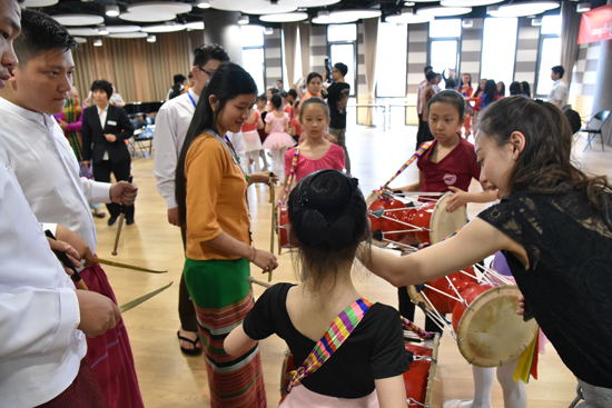 中国孩子向缅甸青少年代表团的小团员们传授腰鼓技法