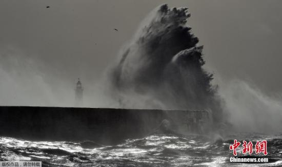 当地时间2月23日，风暴Doris登陆英国，南部沿海地区遭遇巨浪袭击，众多航班被延时或取消，民众出行受阻。
