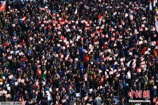 当地时间11月12日，韩国首尔，韩国超过1500个市民团体在首尔举行第三轮烛光集会，要求朴槿惠下台对“亲信干政门”负责。主办方估算将有50万到100万人参加集会，其规模或创下韩国民众游行示威历史纪录。而当地警方估算参与抗议示威游行的人数为17万左右。