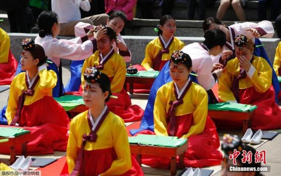 当地时间2016年5月16日，当日是韩国一年一度的“成年日”，韩国女高中生举行传统成年礼仪式。