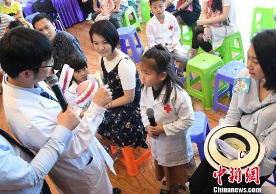5月14日，由福州市台胞投资企业协会主办的母亲节公益活动在台企康德口腔门诊联盟福州旗舰店举办。　记者刘可耕 摄
