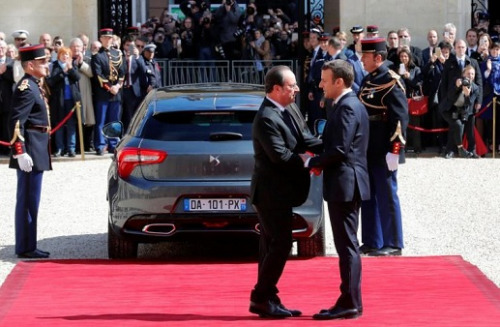法国新总统马克龙(右)在总统交接仪式后与其前任奥朗德握别，并送奥朗德离开爱丽舍宫。