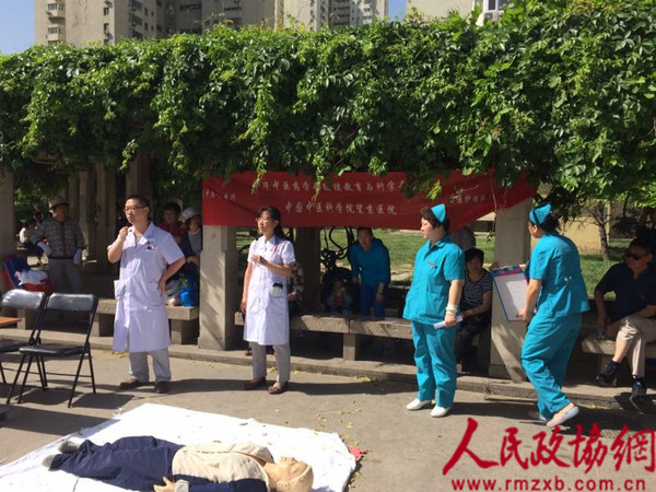 张辰浩副主任医师（左一）、苏春燕主任医师（左二）为社区居民讲解了心肺复苏相关知识。