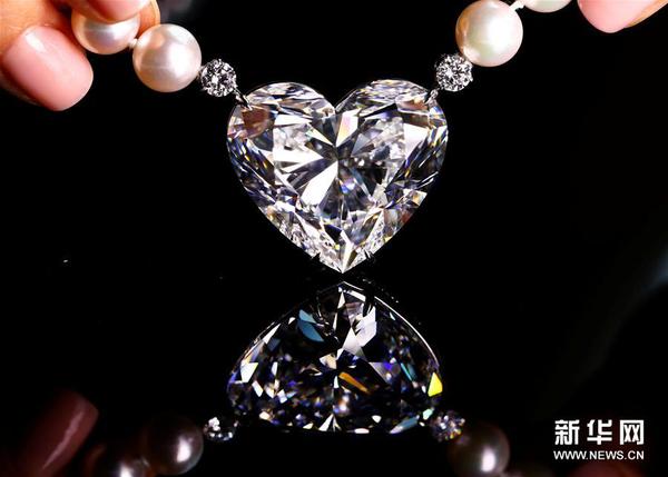 这是5月11日在瑞士日内瓦拍摄的佳士得拍卖行即将拍卖的由心形钻石及珍珠组成的项链“La legende”。
