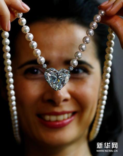 这是5月11日在瑞士日内瓦拍摄的佳士得拍卖行即将拍卖的由心形钻石及珍珠组成的项链“La legende”。.jpg3