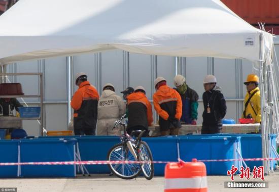 当地时间2017年4月27日，韩国木浦新港码头，对船内搜寻的物品进行整理。图片来源：视觉中国