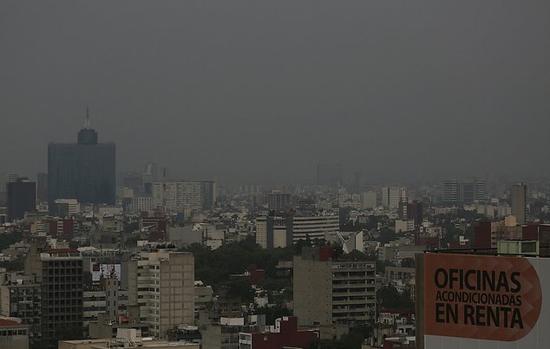 墨西哥城经历20年来最长空气污染 黑暗吞没城市