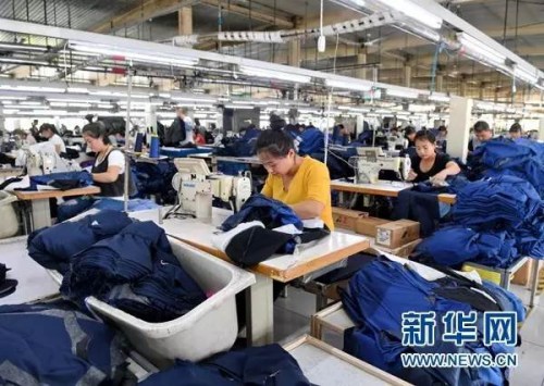 　工人在雄安新区容城县津海服装工业园生产车间内工作（4月18日摄）。新华社记者 牟宇 摄