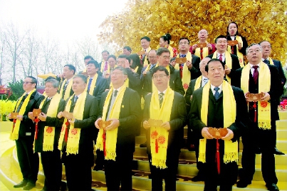     ▲来自海内外的27名优秀炎黄子孙代表手持祈福牌，为中华儿女祈福。