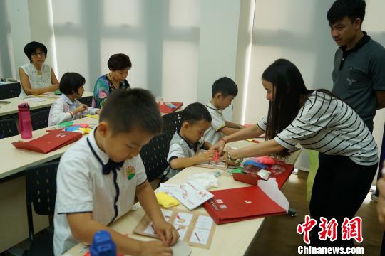 中国侨网充满趣味的课堂动手活动。　王国安　摄