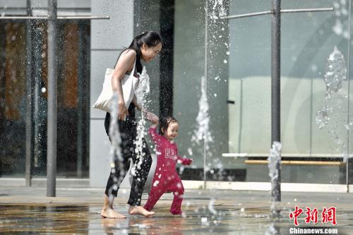 资料图：5月17日，北京开启了高温干热的“炙烤”模式。<a target='_blank' href='http://www.chinanews.com/' >中新网</a>记者 金硕 摄