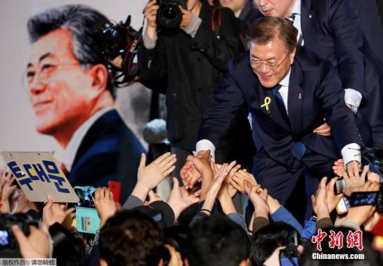 当地时间5月9日深夜，韩国第19届总统选举共同民主党候选人文在寅及其竞选团队现身首尔光化门广场，发表“胜选演说”，与支持民众握手庆祝。据出口民调显示，文在寅在当日进行的大选投票中以41.4%的支持率绝对优势胜选。在选举管理委员会公布的大部分开票结果中，文在寅得票率也遥遥领先，提前锁定胜局。