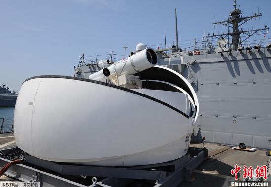 资料图：2012年7月30日，美国“杜威号”导弹驱逐舰上临时安装的激光武器系统。