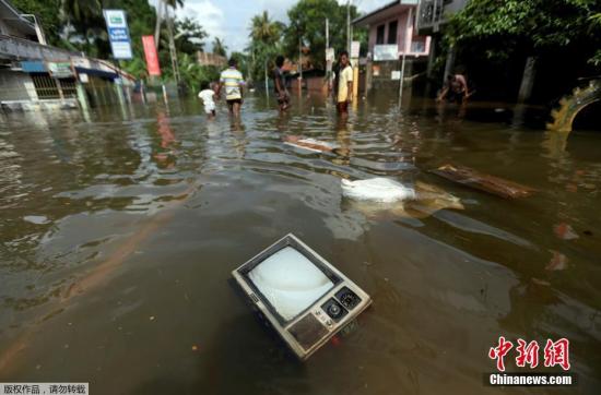 当地时间5月29日，斯里兰卡Kalutara，电视机漂在洪水中。目前，斯里兰卡的多个地区都遭遇了暴雨和洪水的侵袭，一些地方还发生了山体滑坡等次生灾害。