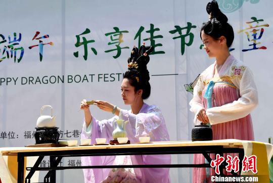 二名汉服少女表演端午民俗“午时茶”泡制过程。　记者刘可耕 摄