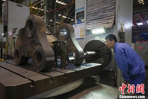 资料图：图为山西太重工人正在生产机械配件。<a target='_blank' href='http://www.chinanews.com/'>中新社</a>记者 张云 摄