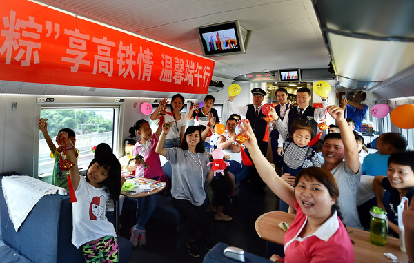 北京铁路局天津客运段值乘的厦门北至北京南G324次列车乘务员与旅客互动合影留念。