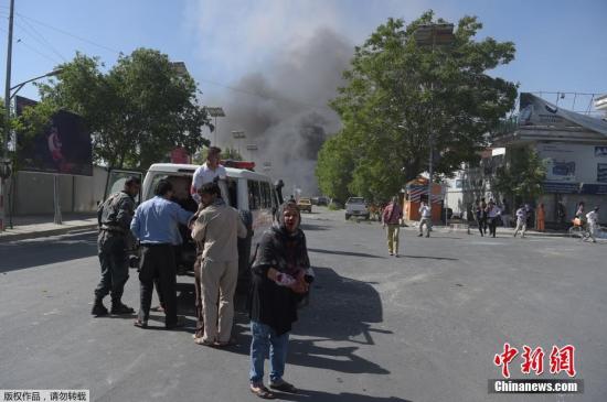当地时间5月31日早晨的上班高峰期间，阿富汗首都喀布尔市区传出巨大爆炸声，该地区可以看到大片烟雾升起，喀布尔内政部消息称，爆炸致数十人死伤。