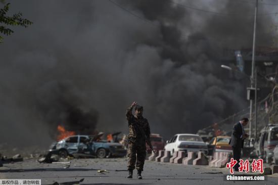美联社援引阿富汗内政部副发言人丹尼斯消息称，此次爆炸是自杀式汽车炸弹袭击，已经导致至少50人死伤。