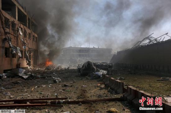 据外媒报道，当地时间5月31日，阿富汗首都喀布尔市使馆区发生爆炸。阿富汗卫生部最新消息称，爆炸已经导致至少80人死亡，300人受伤。